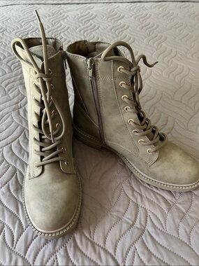 NWOB- GBG Womens Lace-Up Combat Boots in Olive Taupe